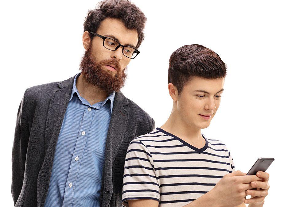 ¿Es lícito revisar los mensajes de Whatsapp o el email de mi hijo?