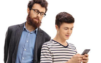 ¿Es lícito revisar los mensajes de Whatsapp o el email de mi hijo?
